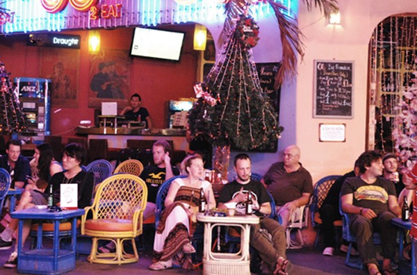 Cùng với cây thông, đèn màu, đi dọc các con đường Phạm Ngũ Lão, Bùi Viện (quận 1) thuộc khu phố Tây, khách bộ hành có thể thưởng thức nhiều ca khúc Giáng sinh phát ra từ các quán bar, nhà hàng.